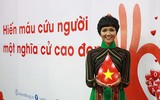 Sân khấu độc đáo làm từ hơn 10.000 bông hoa loa kèn tại Viện Huyết học